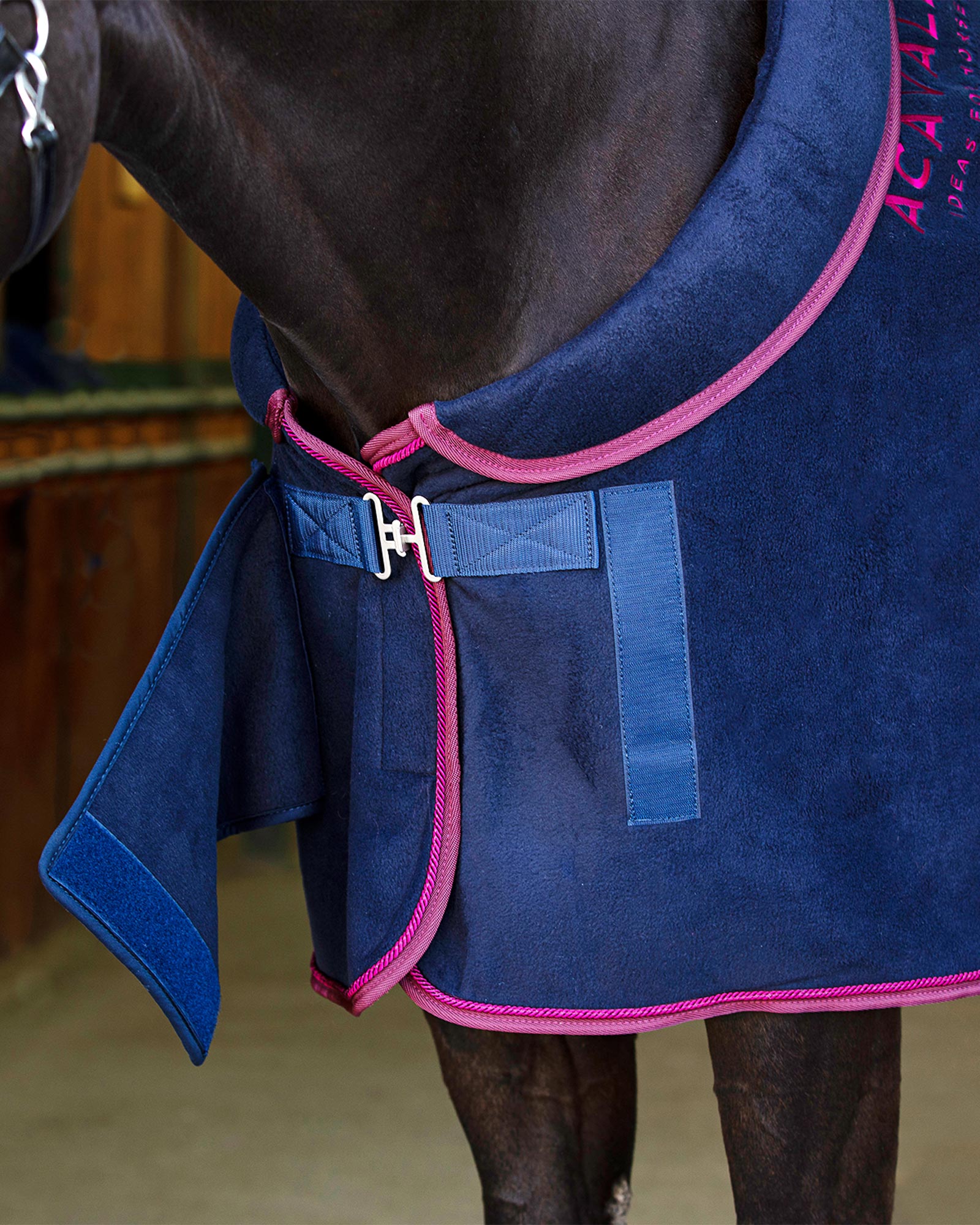 Acavallo Fleece Stable Rug Padded Collar 800G Navy/Burgundy