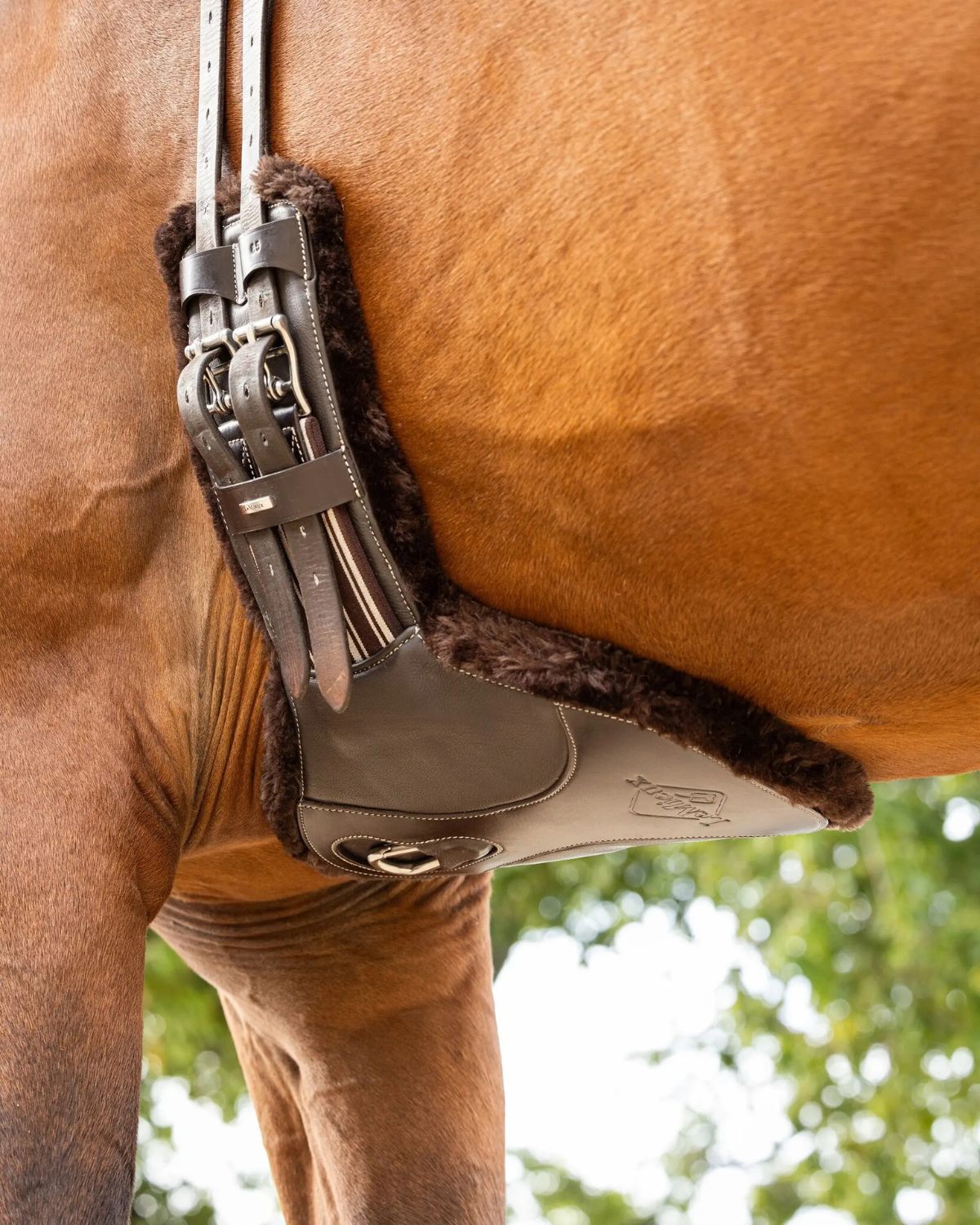 LEMIEUX Arika Simuwool Contoured Short Stud Girth Brown for Horse Riding, Equestrian Gear, Protection, and Comfort. - 45cm