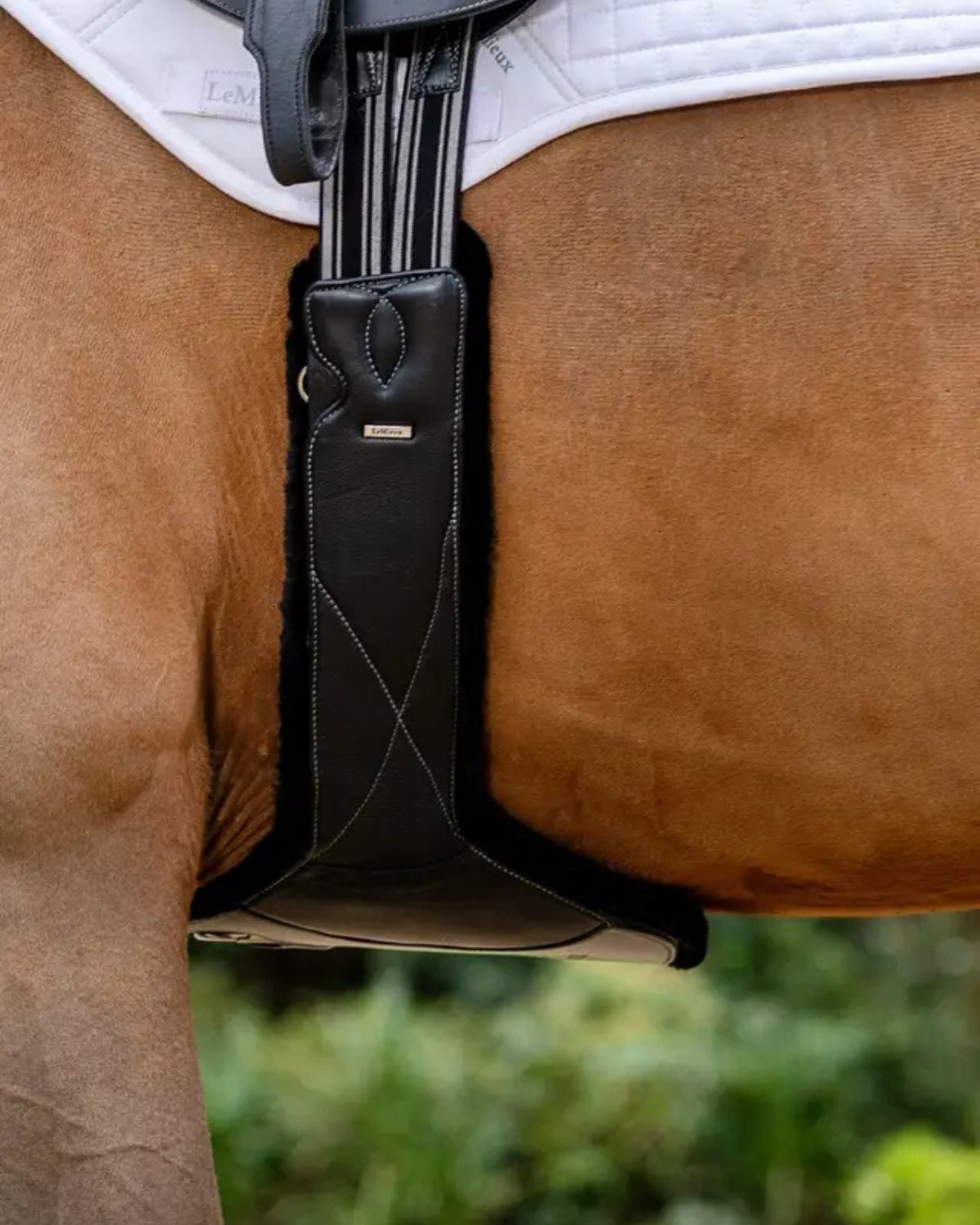LeMieux Arika Simuwool Contoured Long Stud Girth Black