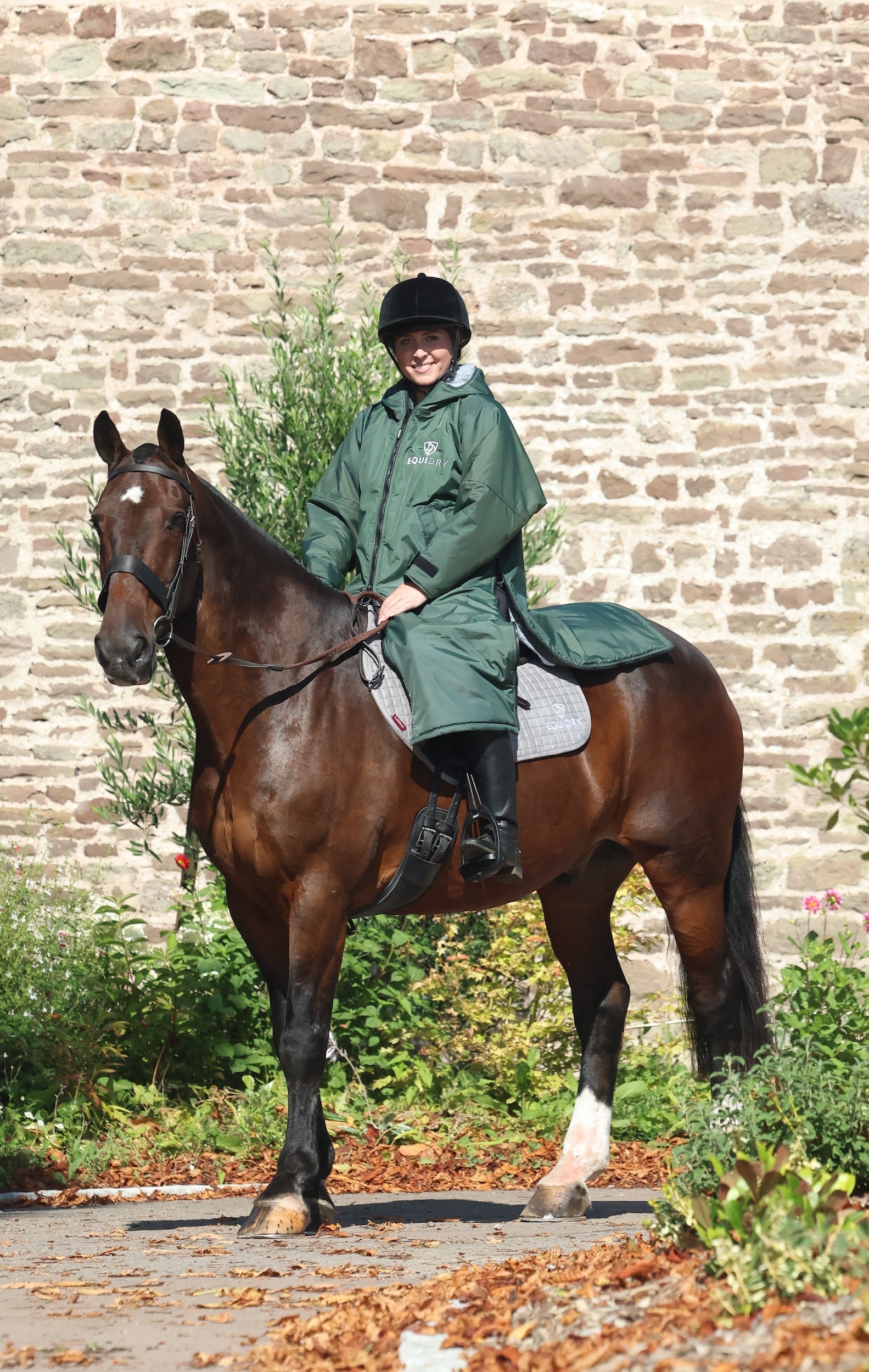 EQUIDRY waterproof horse riding raincoat All Rounder Original thick fleece Women's Black Forest Green/Grey rider on horse