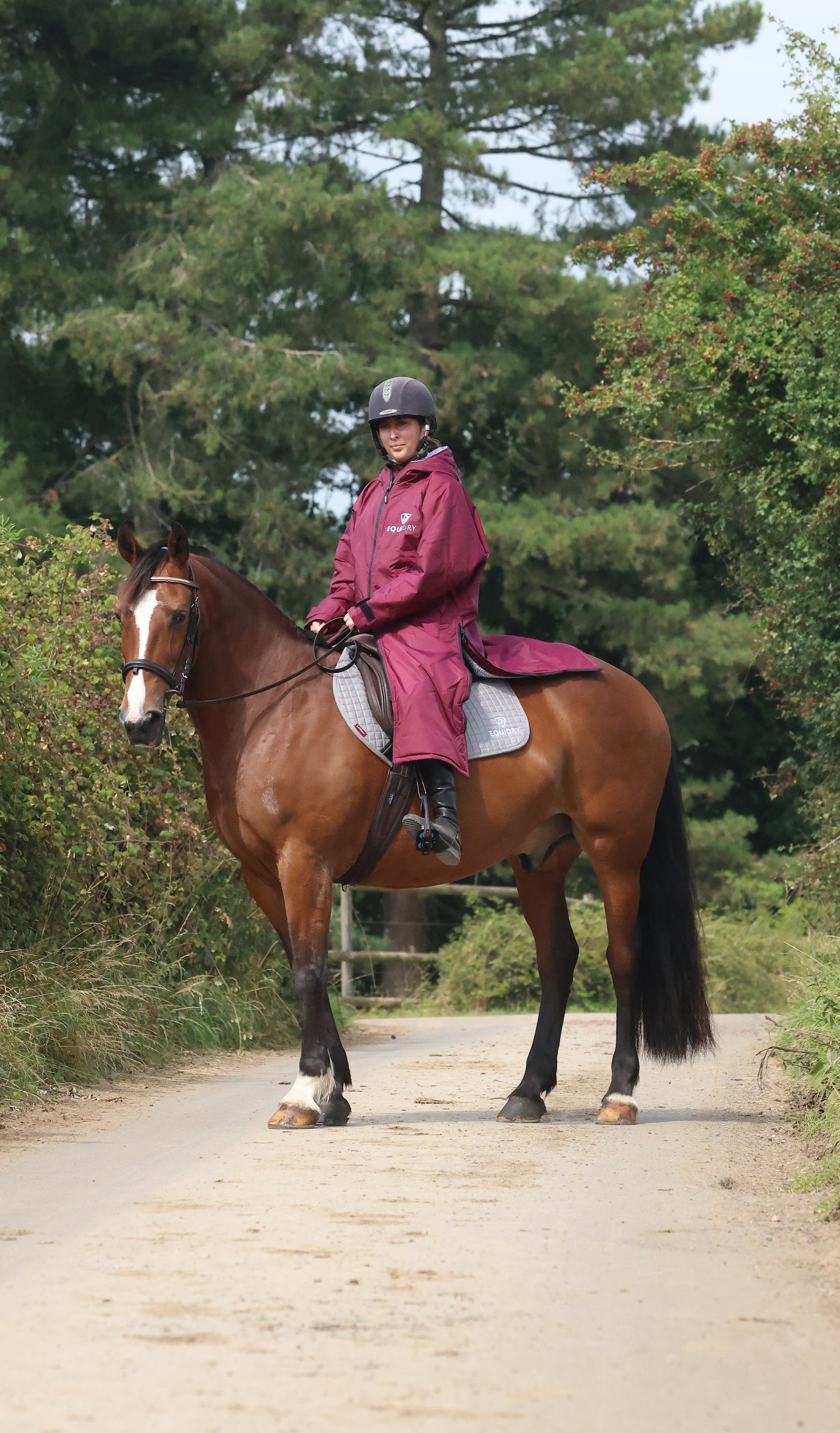 EQUIDRY waterproof horse riding raincoat All Rounder Original thick fleece Women's on horse side view