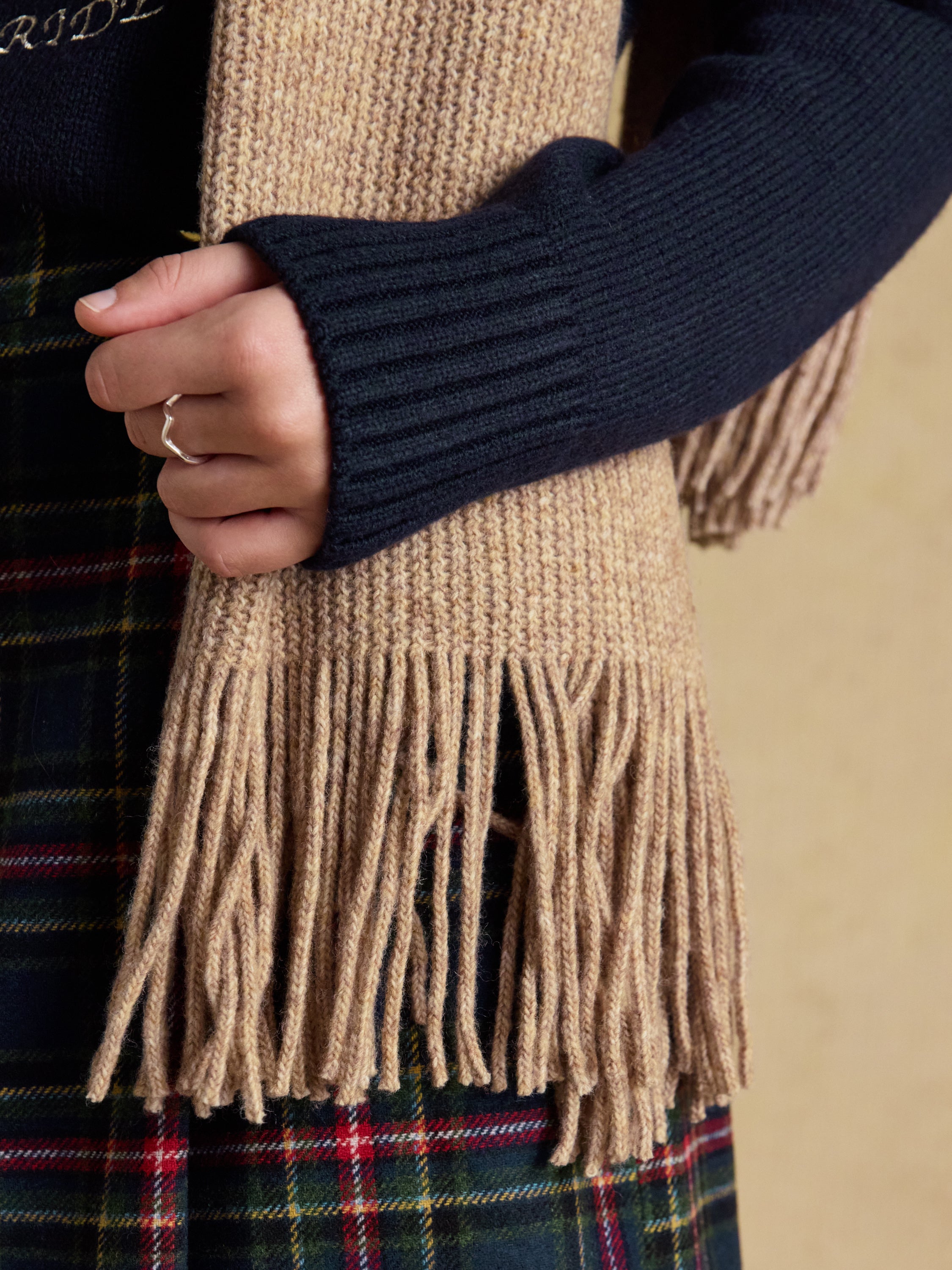 Joules Rosa Oatmeal Scarf: Knitted Scarf with Fringed Edges in Oatmeal Color
