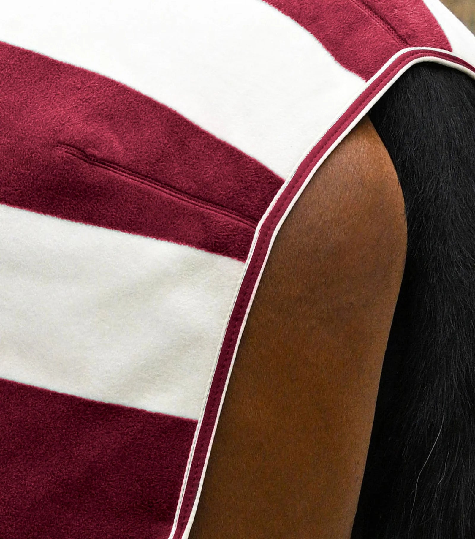 Horse Exercise Rug: Premier Equine Vellus Fleece in Burgundy/White. Close-up view of the rug on a horse.