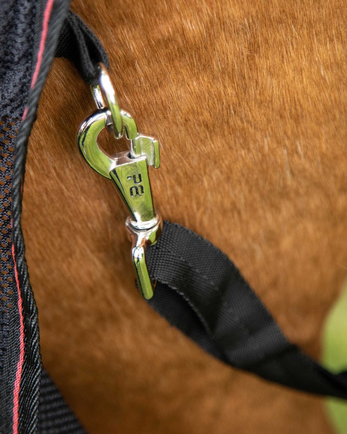 Premier Equine Ventoso Mesh Cooler Black - Close up of T-bar Fastening on Horse Cooling Blanket.