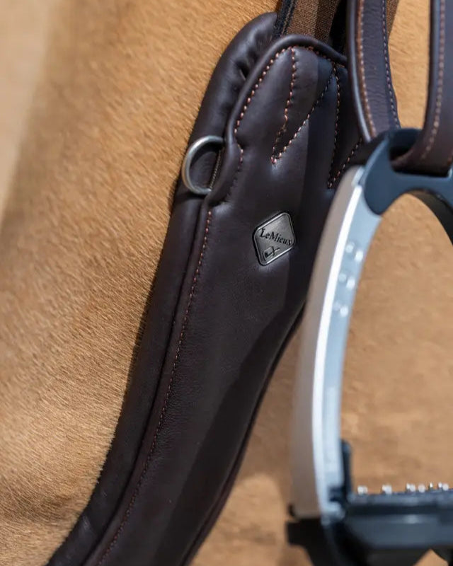 LEMIEUX Gel-Tek Anatomic Jumping Girth Brown: Close-up of premium leather horse girth with innovative gel technology.