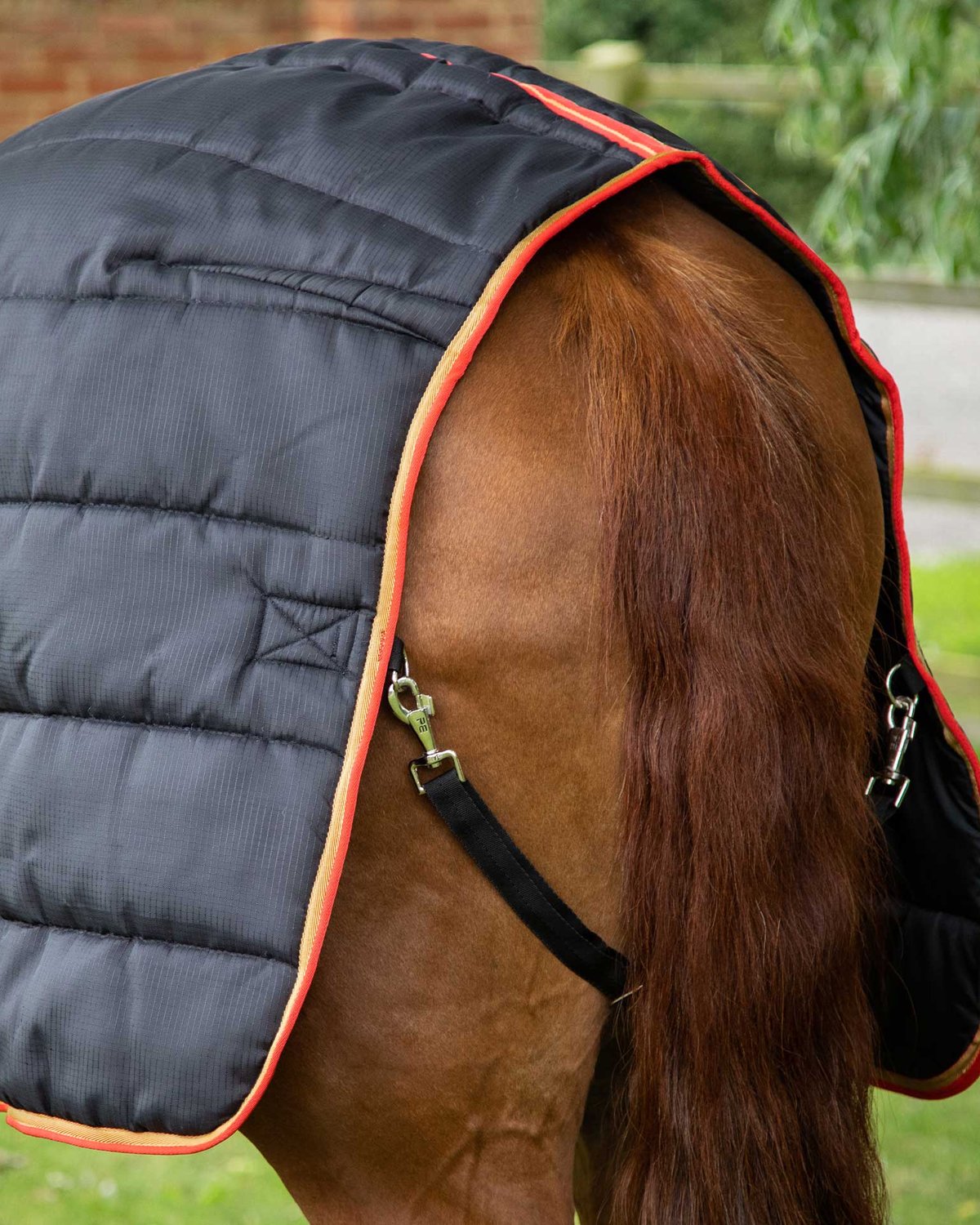 Black Premier Equine Garissa 400g Stable Rug - Horse Blanket with Tail Strap & Hardware