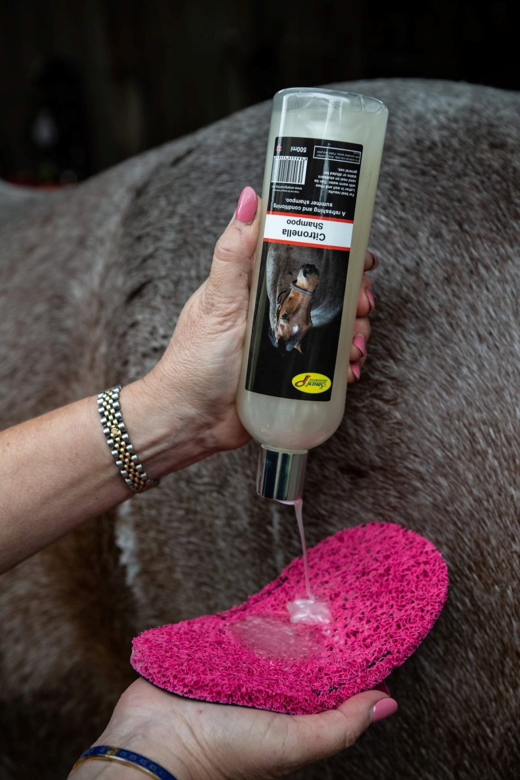 Smart Grooming Citronella Shampoo: Horse grooming summer essential for Equiflair. Refreshing equine care for fly control.