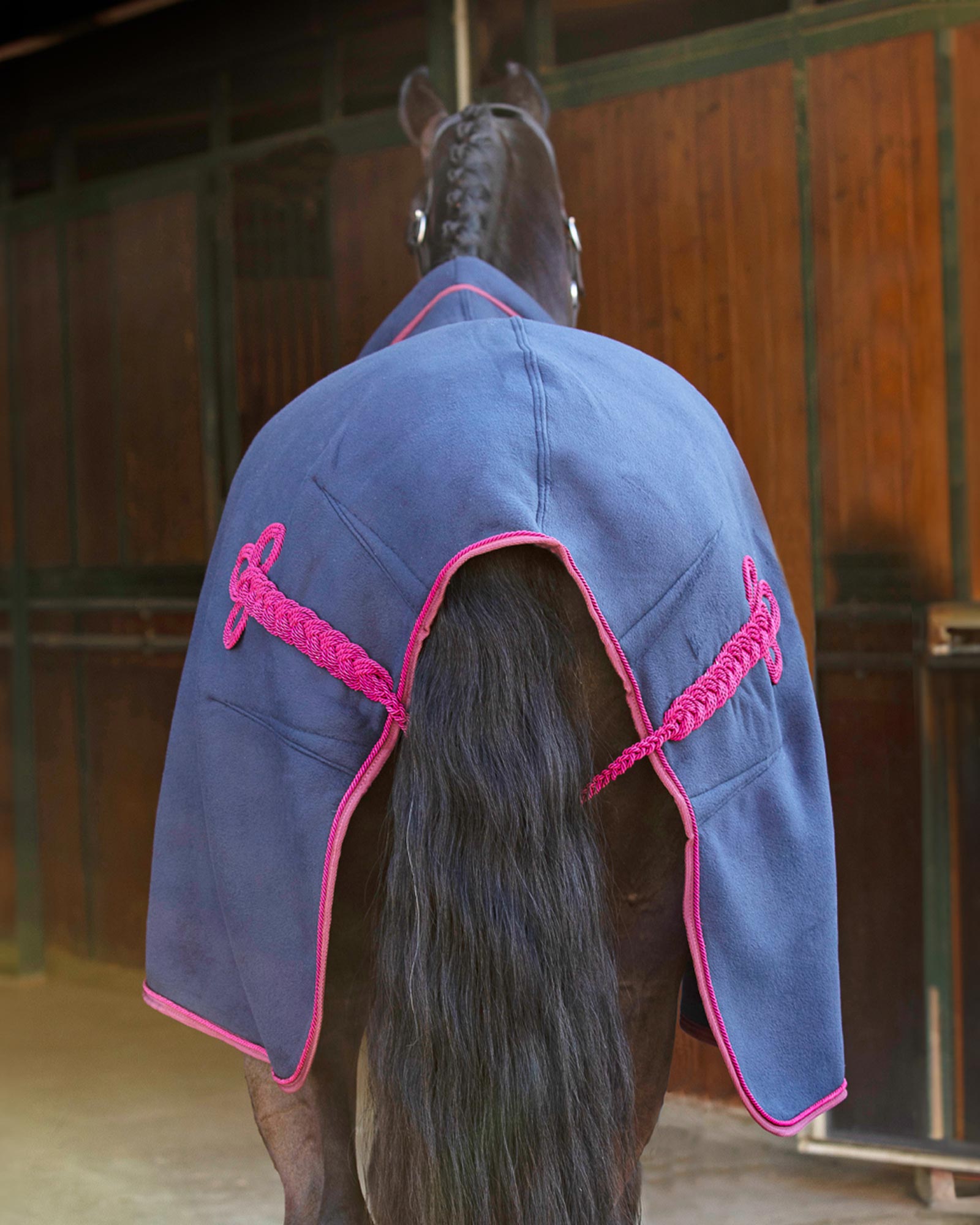 Acavallo Fleece Stable Rug Padded Collar 800G Navy/Burgundy