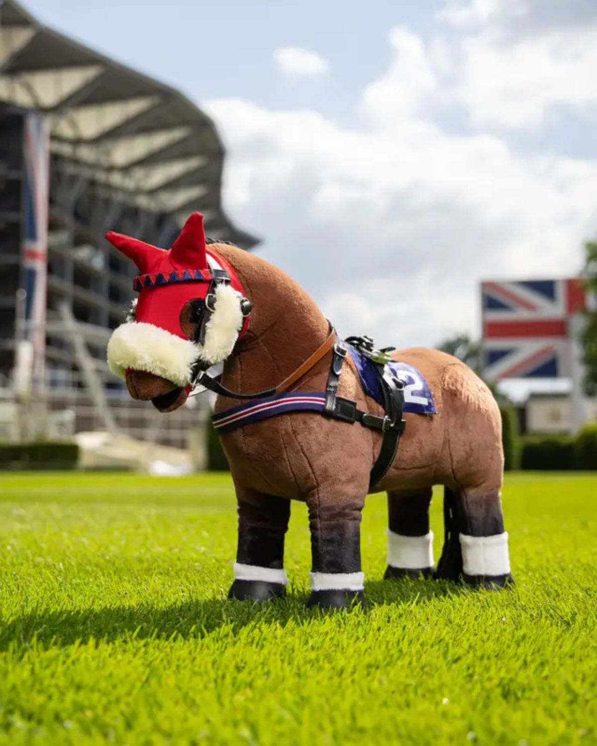 LEMIEUX Toy Pony Chancer: Racing Thoroughbred Plush Toy Horse with Racing Gear on Green Field with Union Jack Flag and Stadium