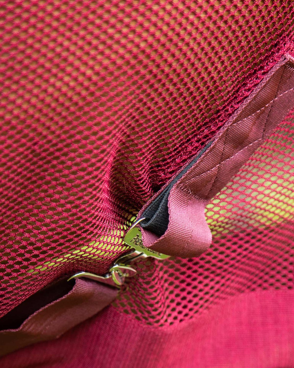 PREMIER EQUINE ARISCA SCRIM COOLER BURGUNDY: Horse cooling mesh rug close-up.