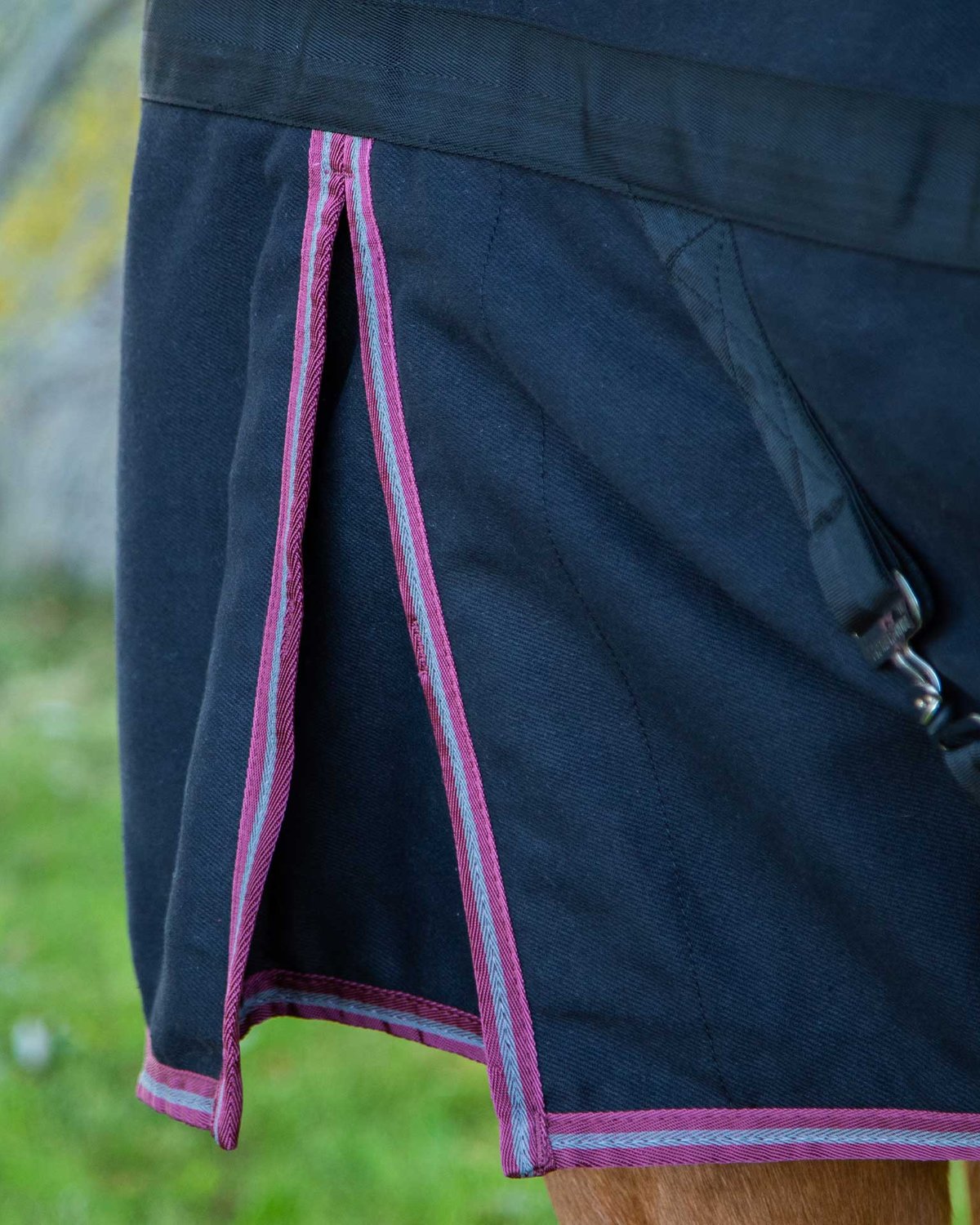 PREMIER EQUINE Barrasso Black Stable Sheet detail: heavy-duty, breathable horse rug by Equiflair, featuring magenta trim and shoulder gusset.