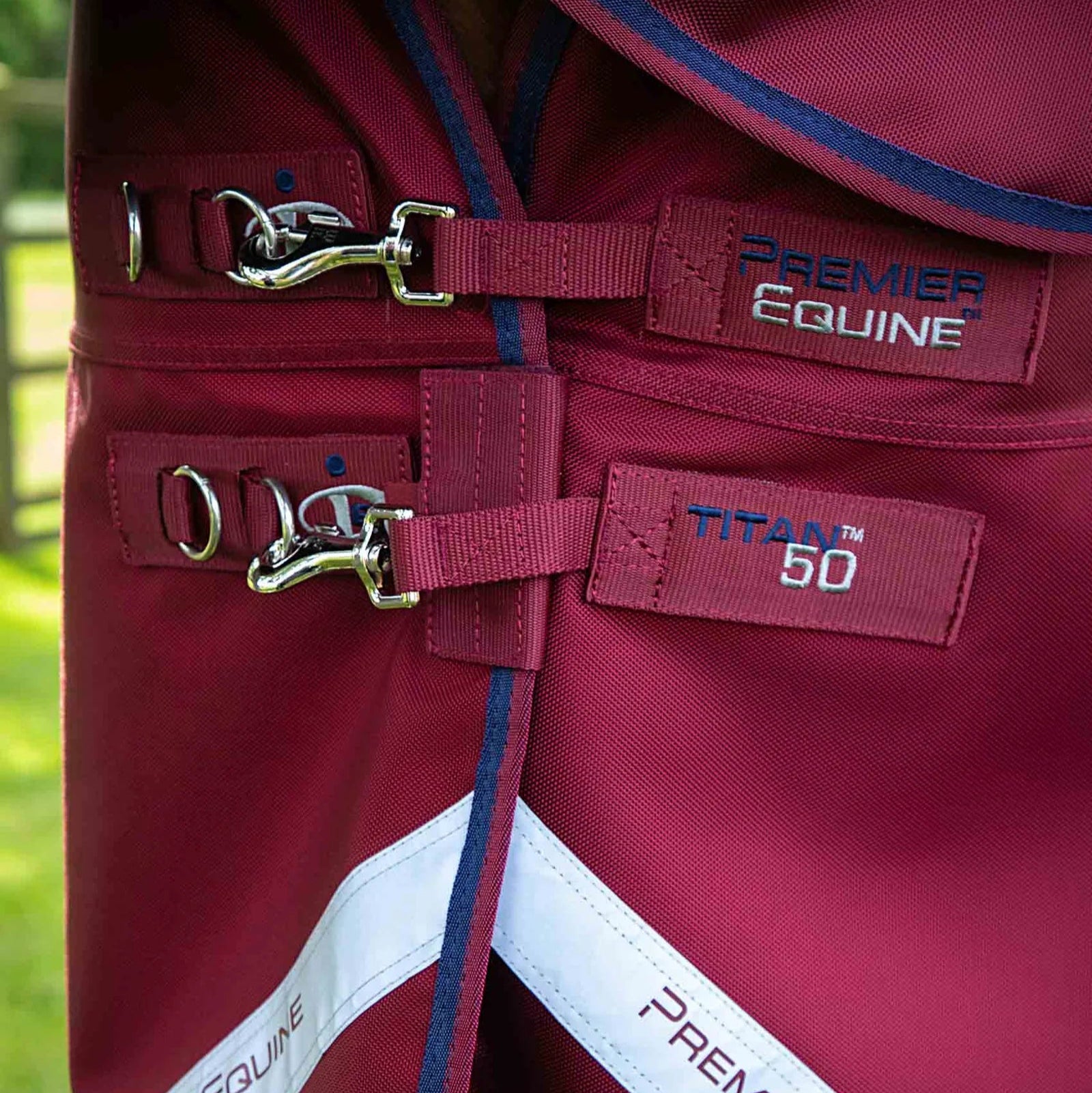 Premier Equine Titan 50g Turnout Rug with Classic Neck Cover Burgundy