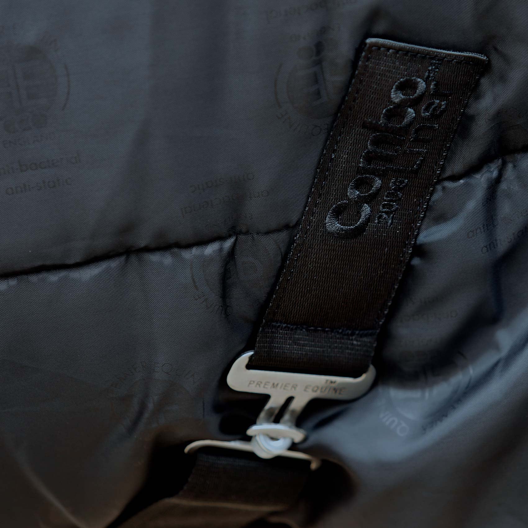Premier Equine 200g Combo Horse Rug Liner Detail: Antibacterial, Anti-static, Brand Tag, Attachment Hardware.