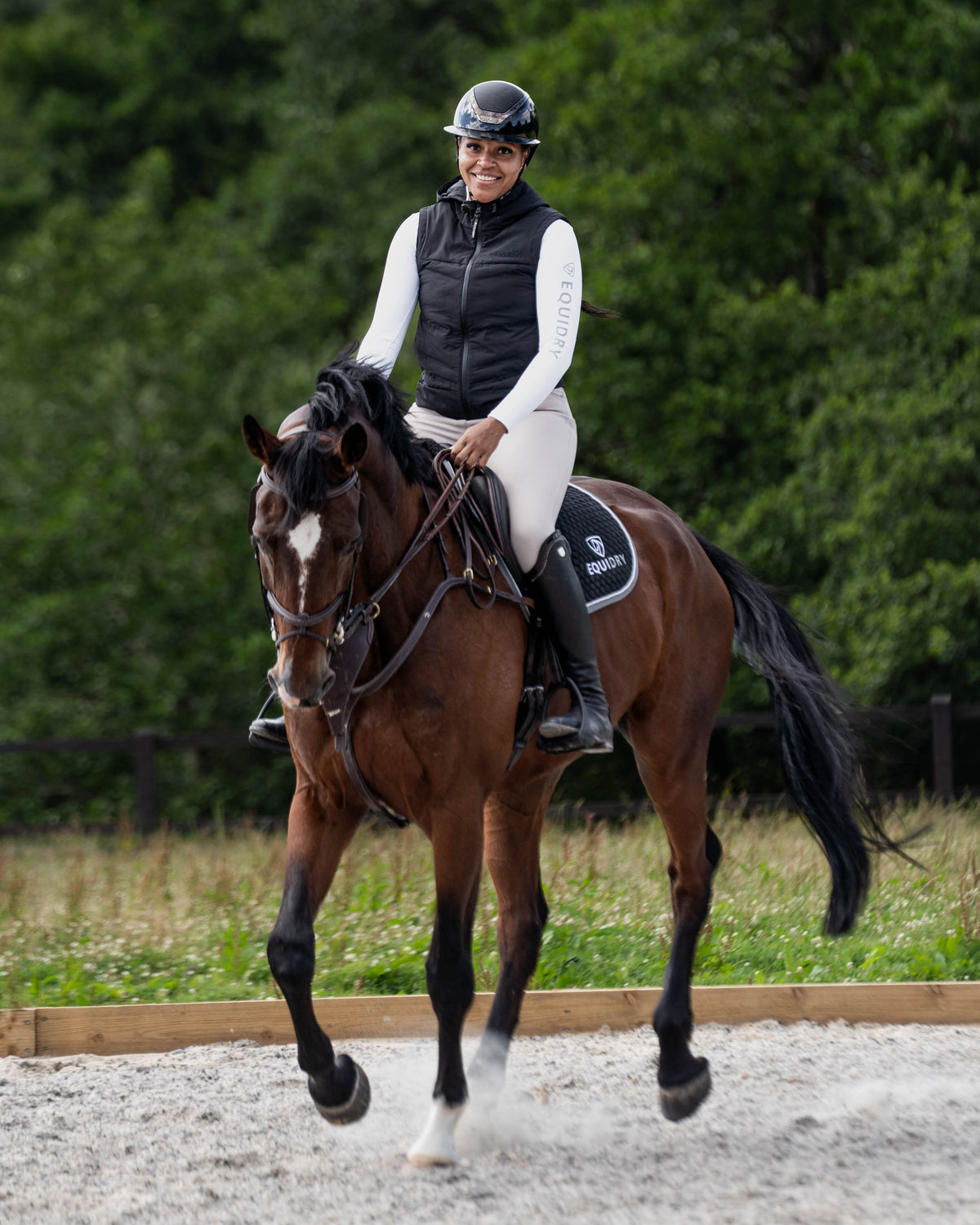 EQUIDRY Tamar Lightweight Gilet women's black equestrian rider on horseback