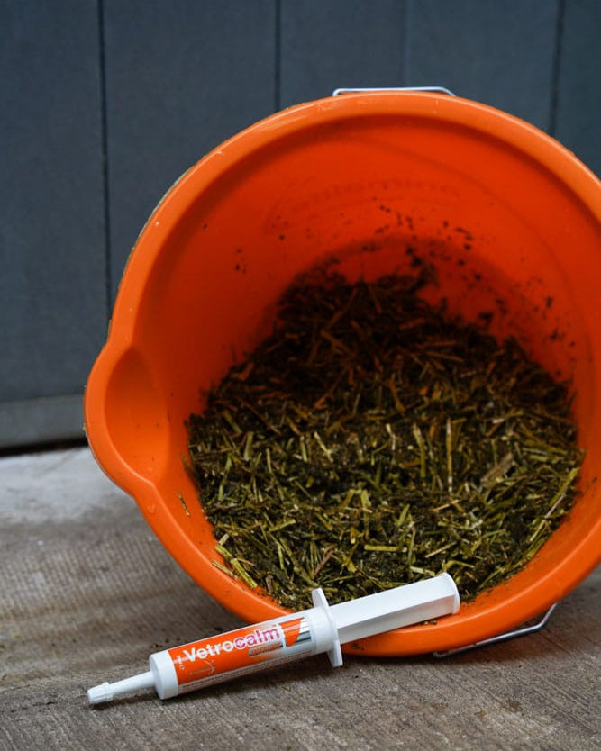 Horse Calming: Vetrocalm Syringe, Hay Bucket. Equine Anxiety Relief Aid. Horse Feed & Supplements.