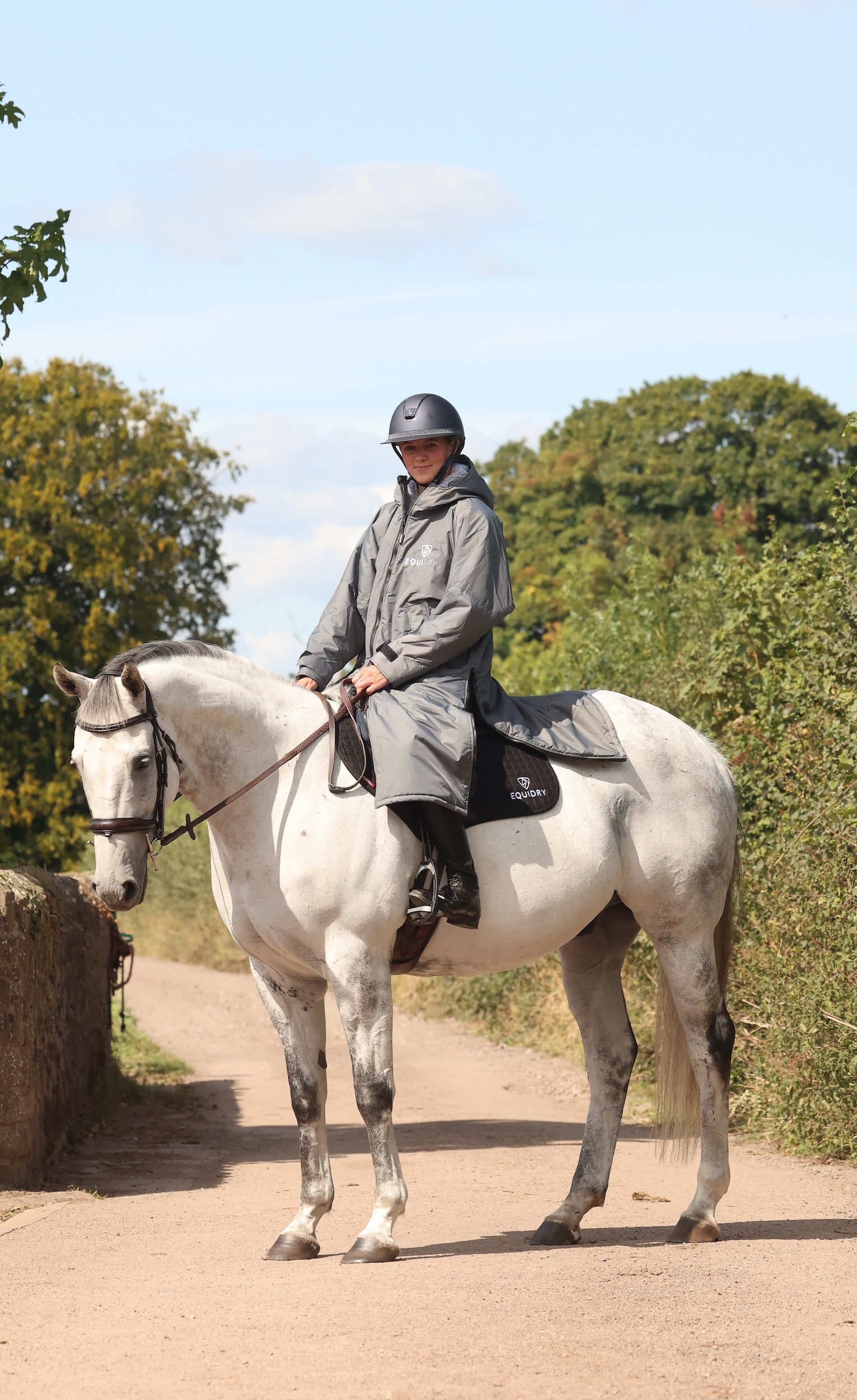 EQUIDRY waterproof horse riding raincoat All Rounder Original thick fleece Women's Charcoal/Grey rider on horse