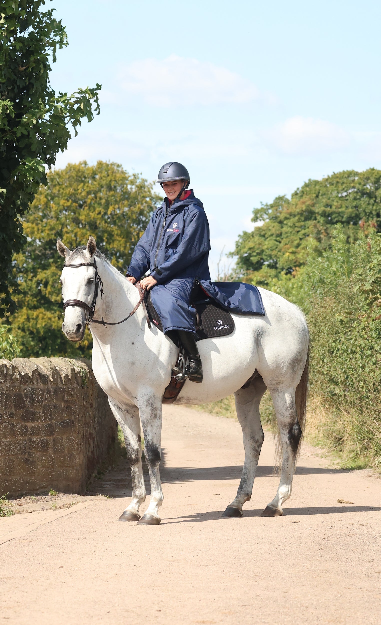 EQUIDRY waterproof horse riding raincoat All Rounder Original thick fleece Women's Navy/Raspberry side view on horse