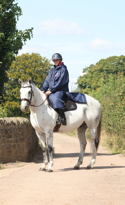EQUIDRY waterproof horse riding raincoat All Rounder Original thick fleece Women's Navy/Raspberry side view on horse