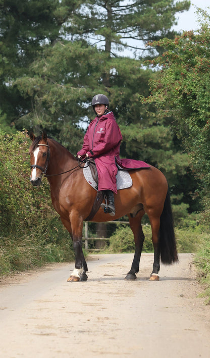 EQUIDRY waterproof horse riding raincoat All Rounder Original thick fleece Women's on horse side view 