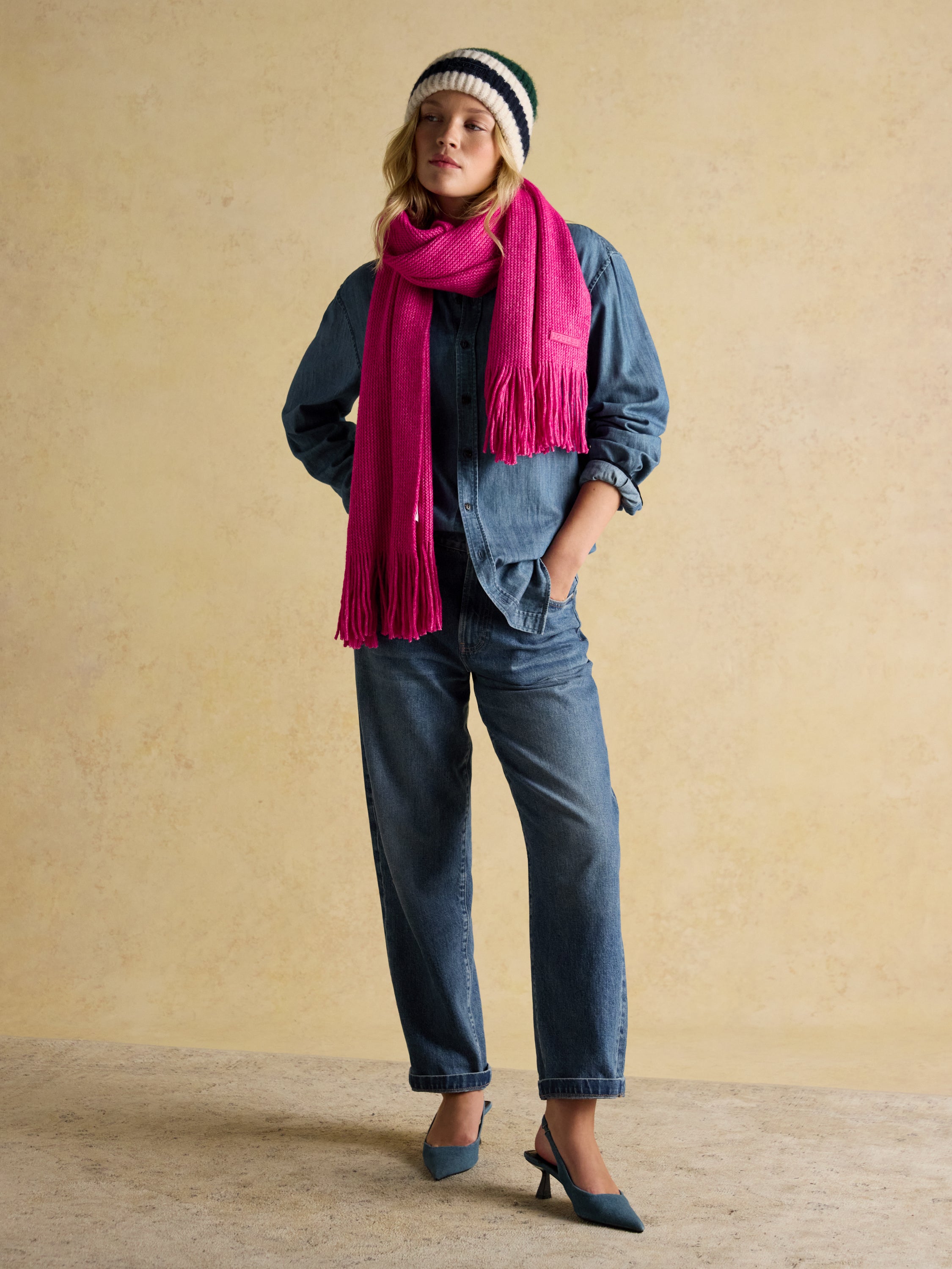 JOULES ROSA SCARF PINK: Stylish knitted scarf with fringed edges. Pink scarf in recycled polyester for women. Fashionable outfit idea.