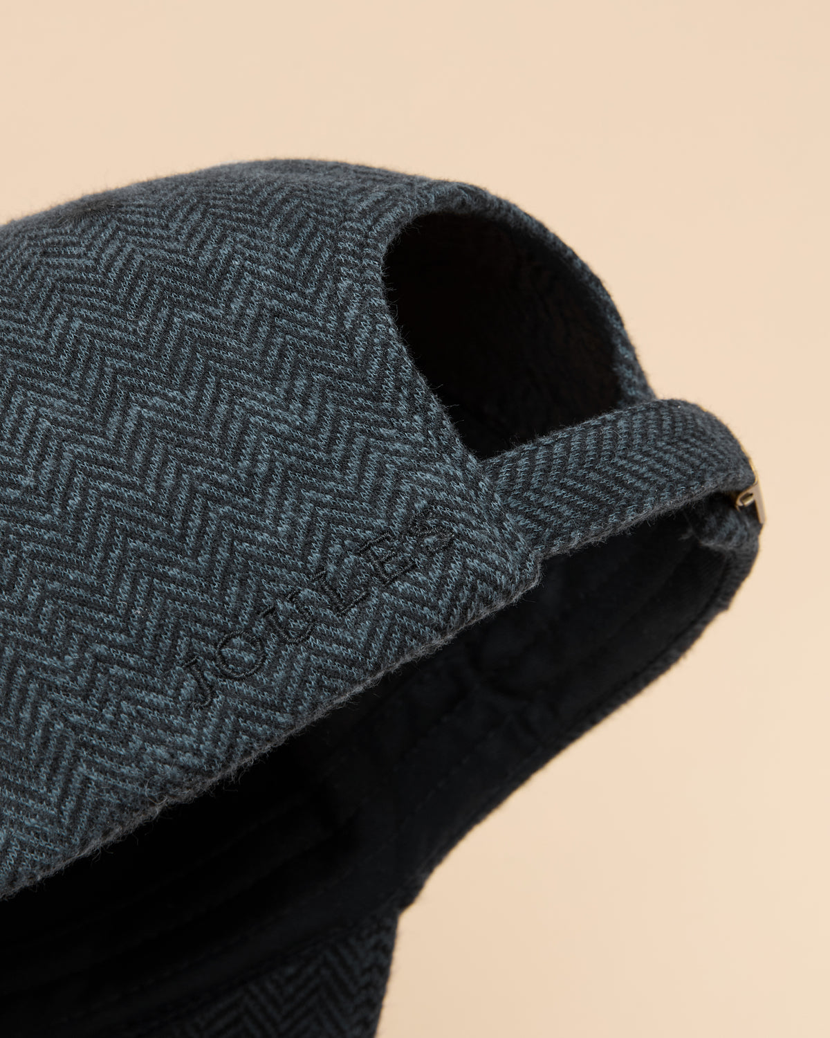 Joules Daley Herringbone Cap Navy | Stylish cotton blend hat with adjustable metal clasp & breathable eyelets.