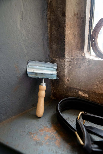 BORSTIQ Metal Curry Comb for Horse Grooming | Equiflair