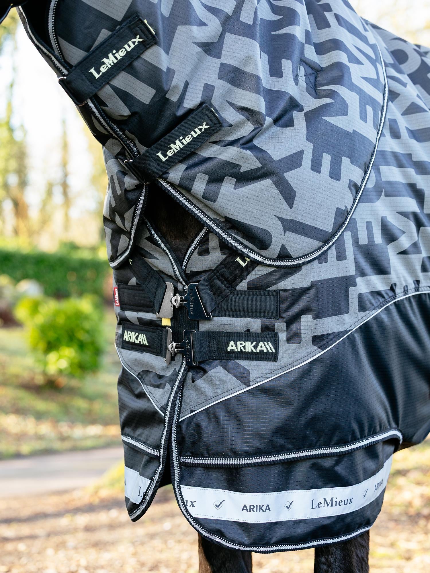 LeMieux Arika Reflective 100g Turnout Rug Black