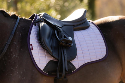 LEMIEUX Suede GP Square Lilac: Premium saddle pad for horse riding. Comfort and style in a classic design.