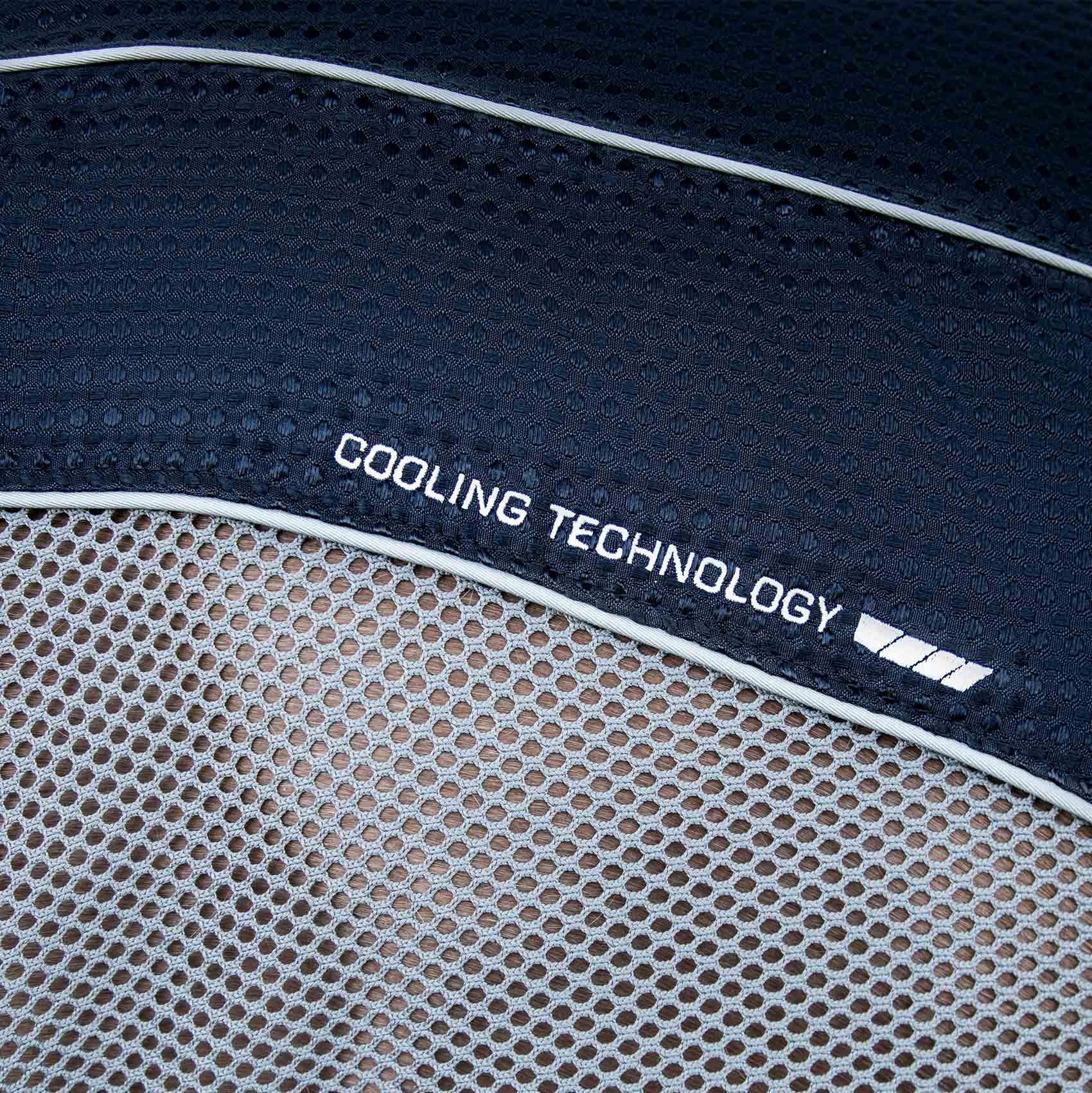 PREMIER EQUINE Sports Cooler Rug cooling technology close-up. Breathable horse cooler for quick drying and wicking.