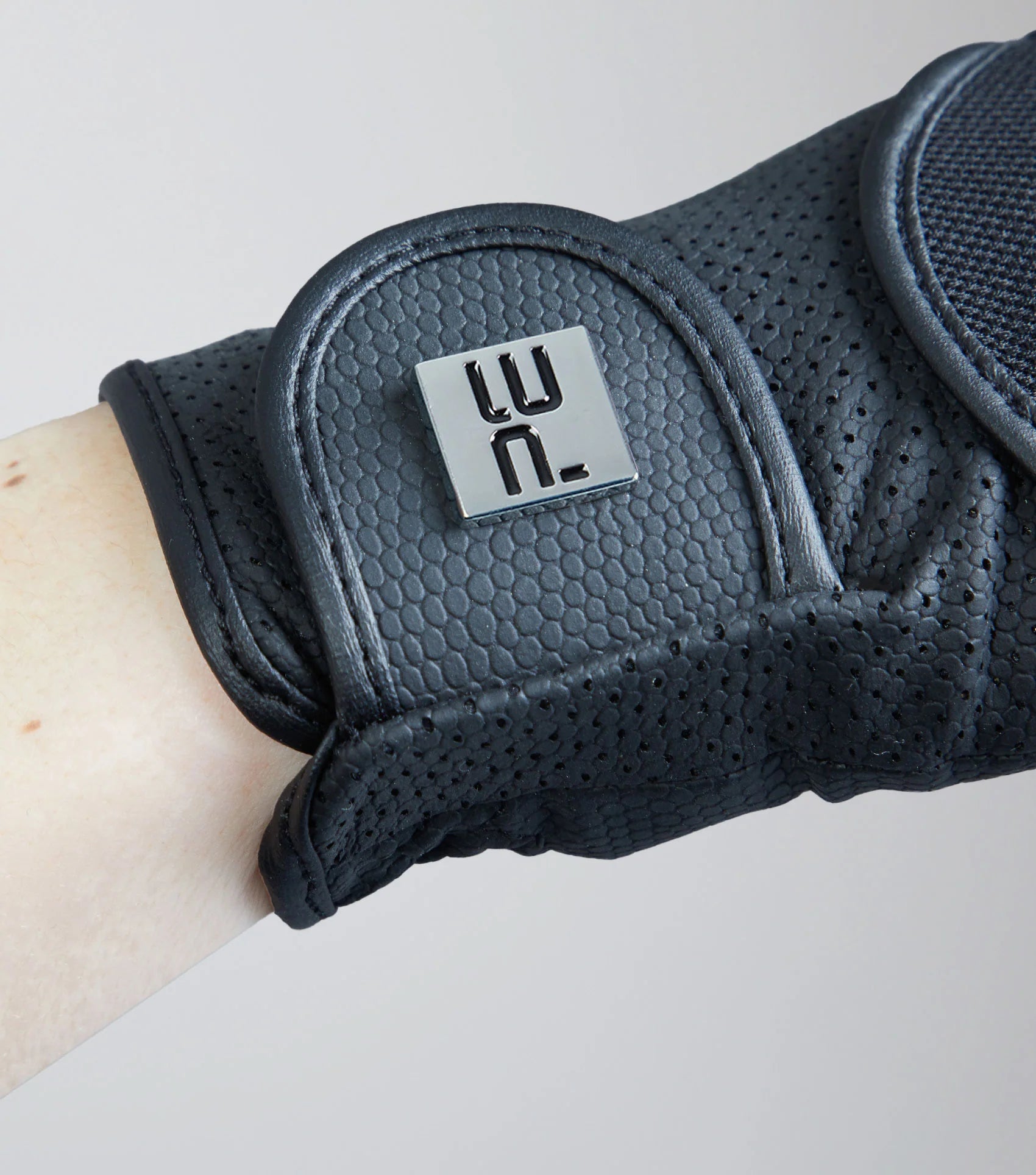 PREMIER EQUINE PRESA Mesh Riding Gloves Black: Breathable, touchscreen compatible. Equestrian gear for optimum grip & comfort.