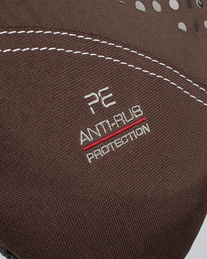 Brown Anti-Rub Saddle Pad Detail: Close-up of technical fabric with PE Anti-Rub Protection and white stitching for horse riding.