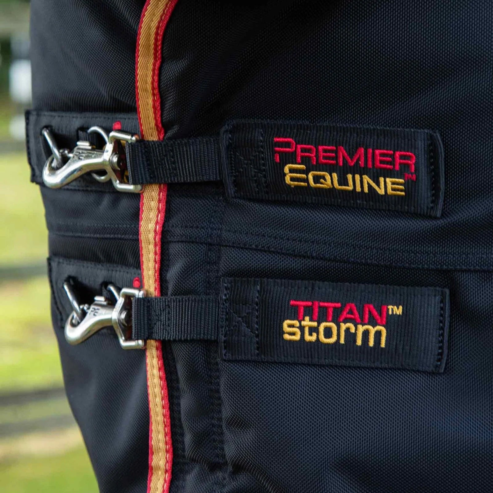 PREMIER EQUINE TITAN STORM 450G Combo Turnout Rug with Snug-Fit Neck Black - Durable horse blanket for winter protection.