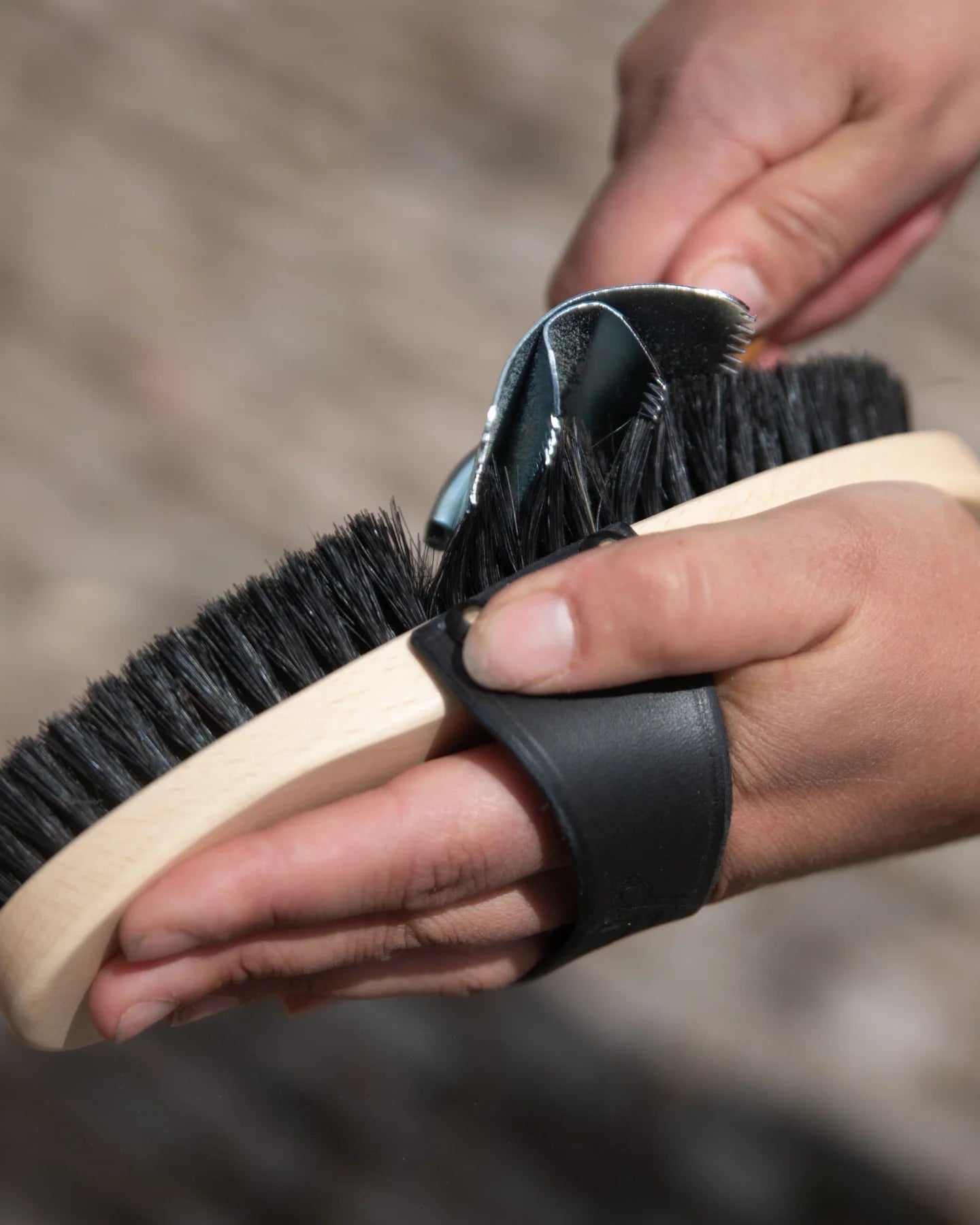 BORSTIQ Metal Curry Comb: Equiflair tool for cleaning horse grooming brushes.