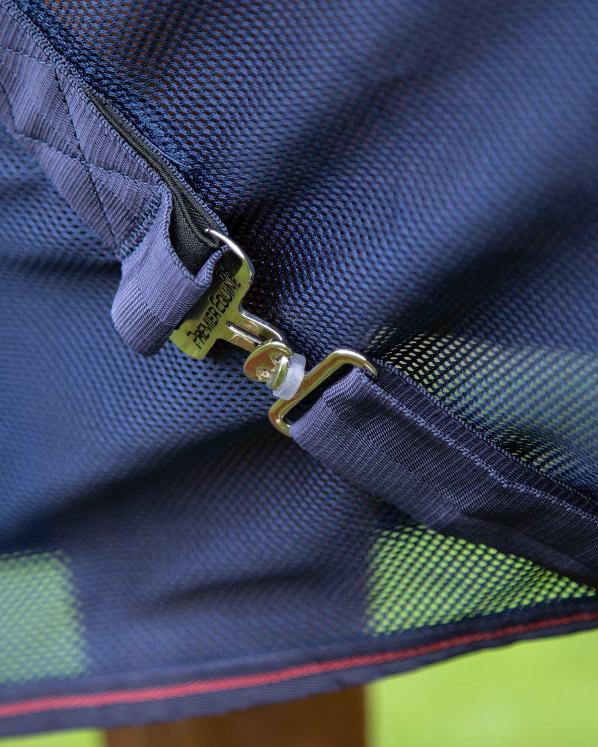 PREMIER EQUINE Ventoso Navy Mesh Cooler: Close-up of fastening clip, breathable horse blanket for cooling after exercise.