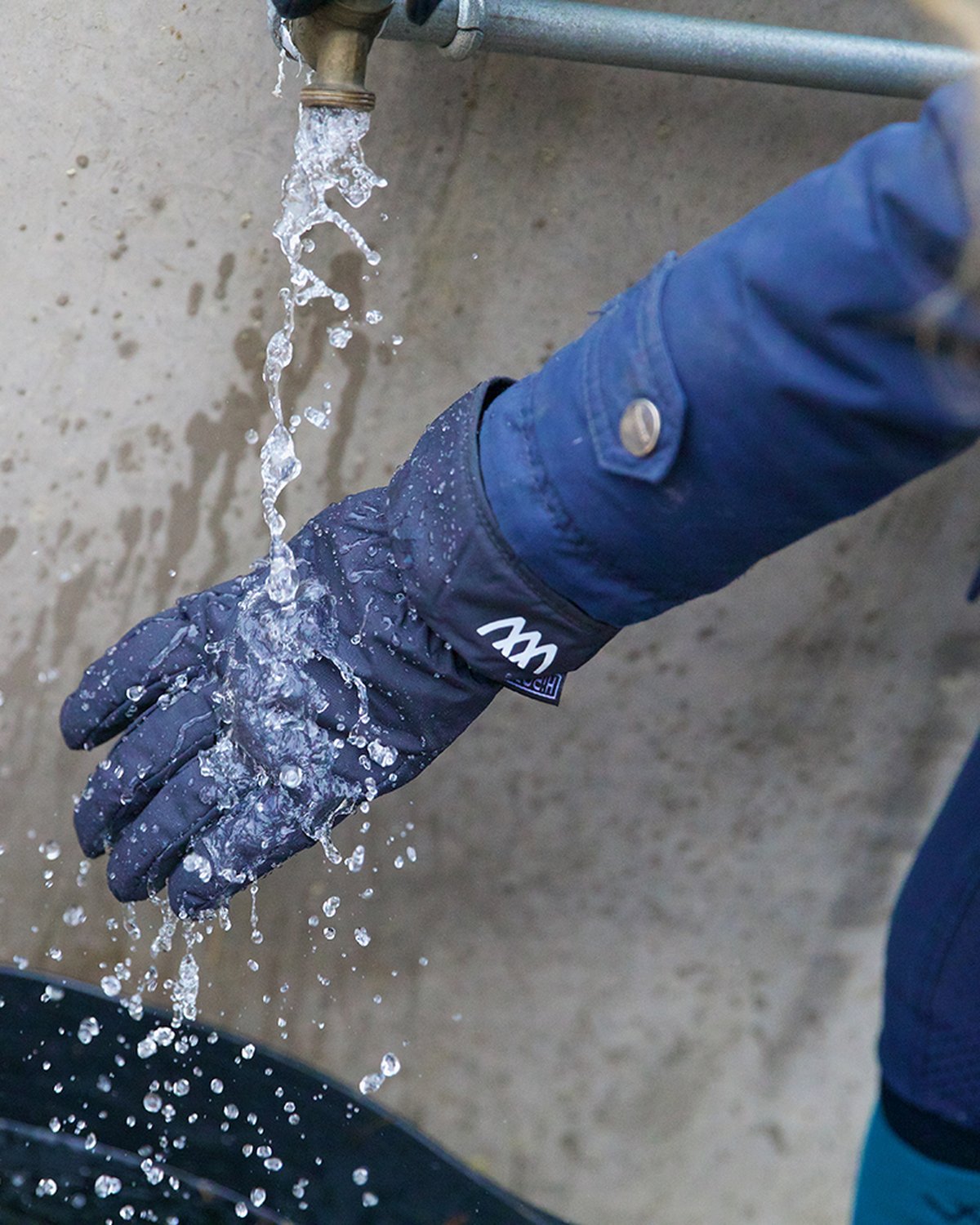 Woof Wear Winter Glove Black: Waterproof equestrian glove under running water. Warm, durable for yard work.