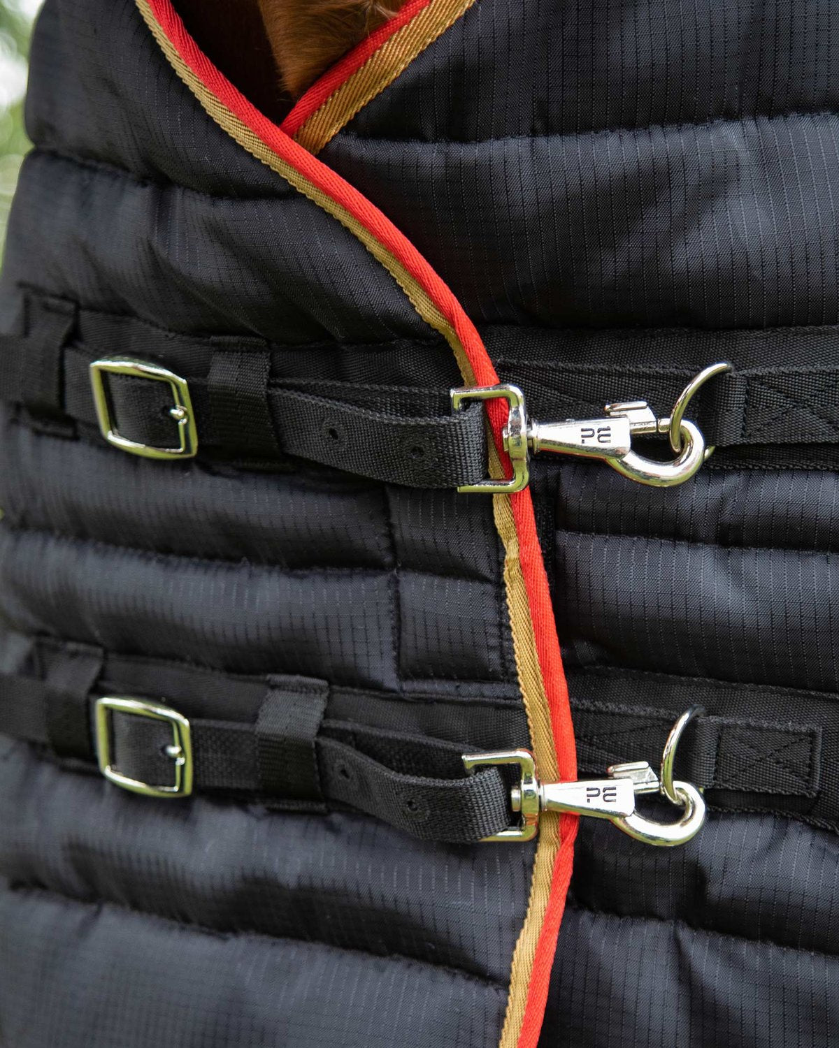 Premier Equine Garissa Black Stable Rug 400g: Quilted horse rug with buckles and straps for a secure fit. Warm and breathable stable wear.