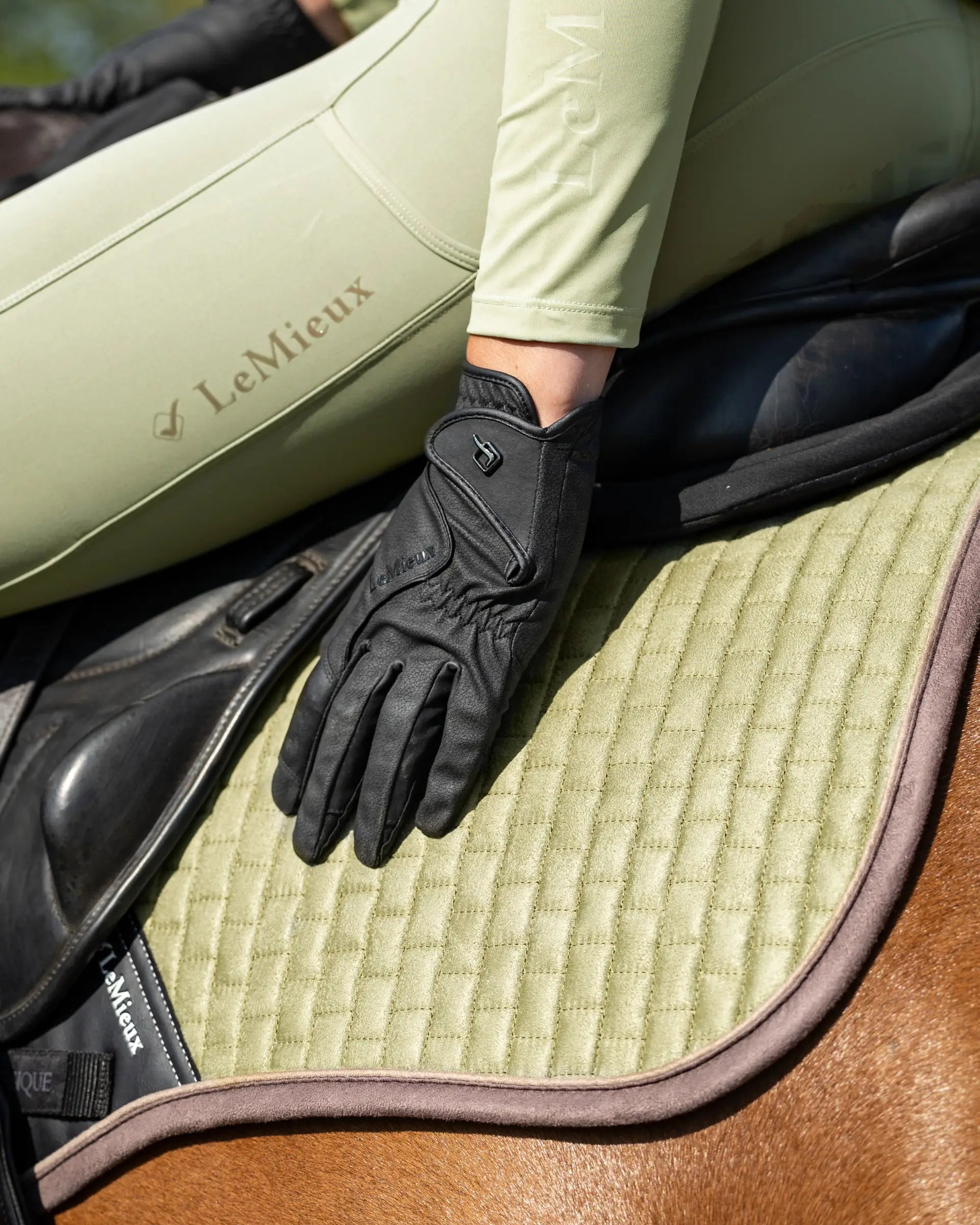 LEMIEUX CLOSE CONTACT GLOVE BLACK: Equestrian riding gloves for horse riding. Rider wearing black LEMIEUX gloves.