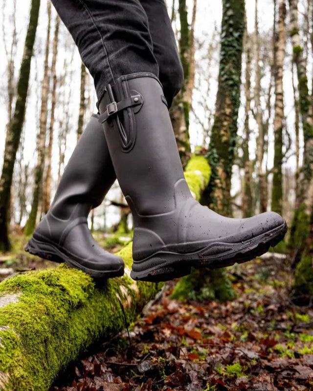 LE MIEUX Men's Black Stride Wellington Boots. Waterproof & durable wellies for outdoor use in forest.