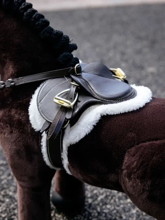 LE MIEUX Toy Horse Hunter Saddle Pad & Girth Set - Brown. Quilted suede pad with white fleece. Premium toy horse accessory.