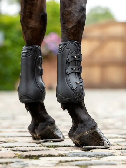 LEMIEUX CAPELLA black tendon boots for horses: Durable leg protection with adjustable straps - Shop now!
