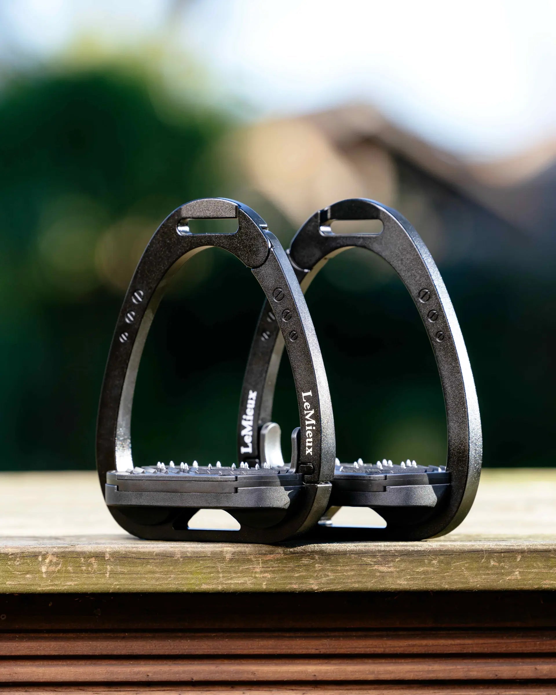 LEMIEUX VECTOR CONTROL STIRRUP BLACK: Equestrian stirrups, black safety stirrups for horse riding