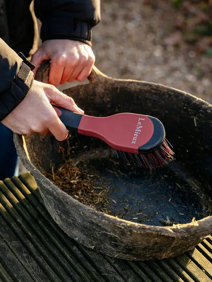 LeMieux Bucket Brush Black/Red