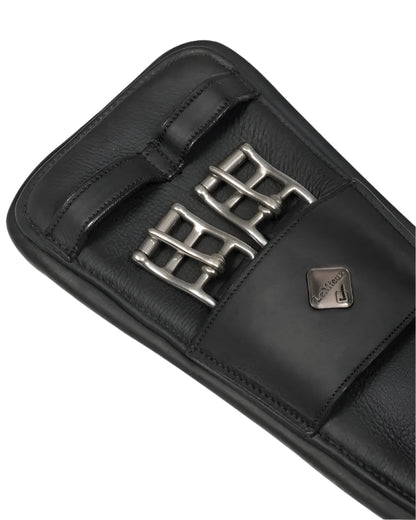 Lemieux Gel-Tek Anatomic Dressage Girth Black: Close-up view of the black leather girth with gel pockets and silver buckles.