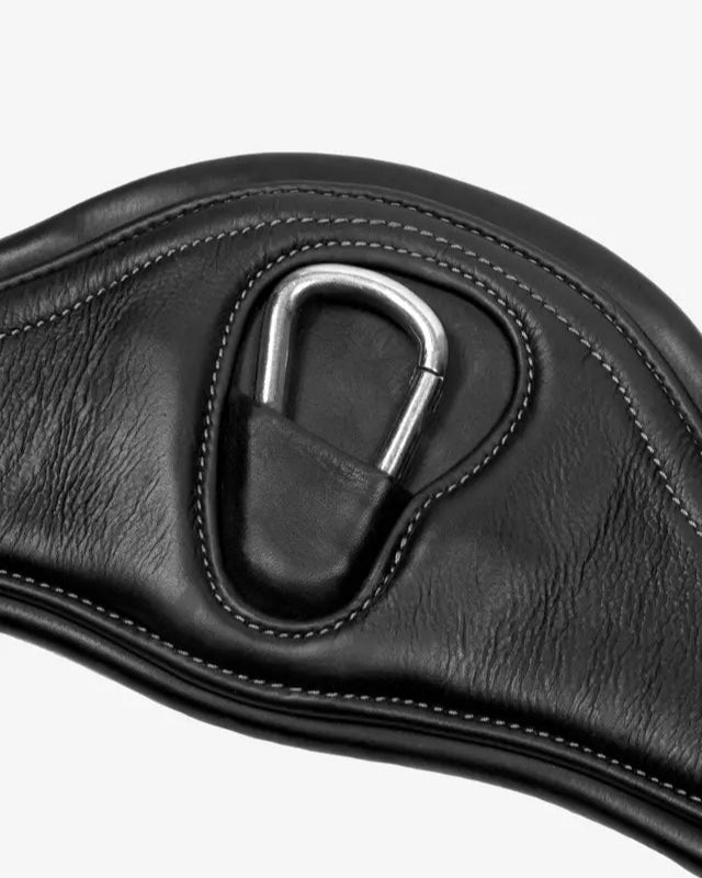LEMIEUX Gel-Tek Anatomic Jumping Girth - Black - Close-up