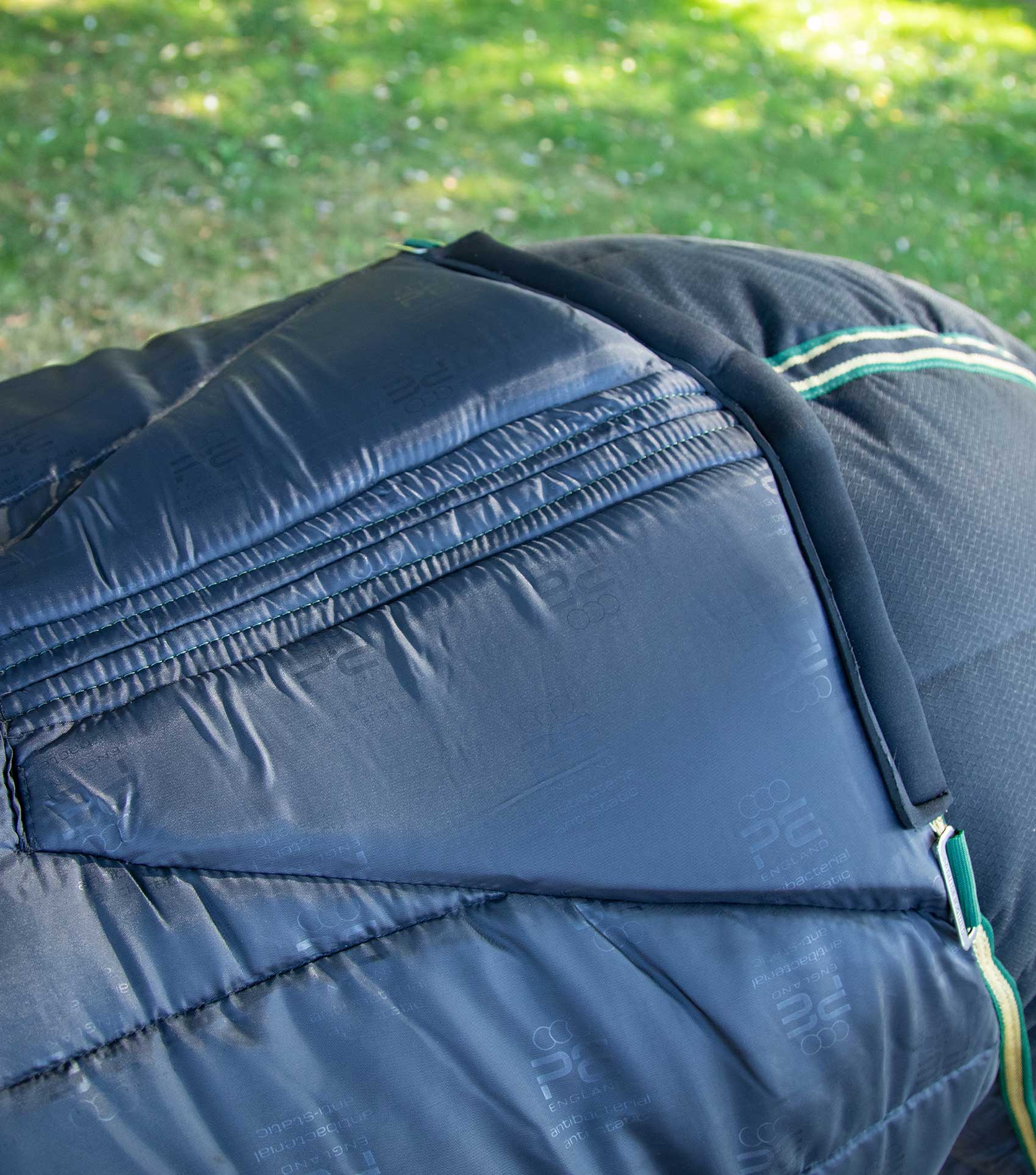 Premier Equine Lucanta Demi Stable Rug 450g Black: Heavyweight quilted rug for horses, breathable and comfortable.