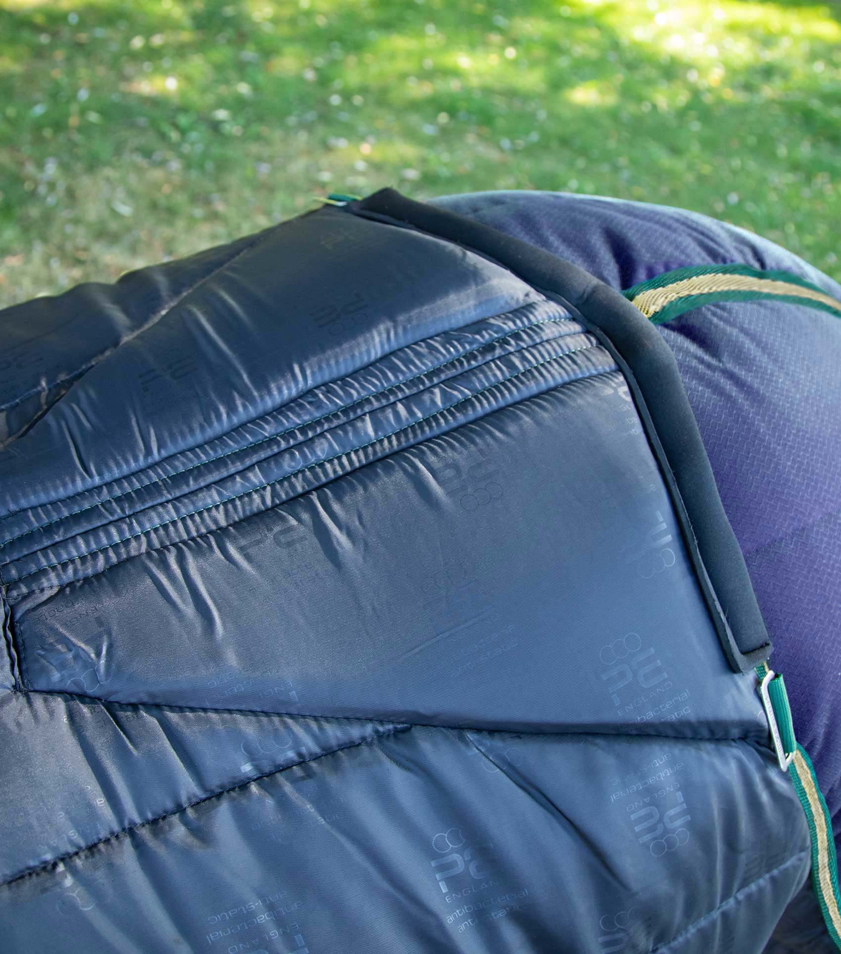 Premier Equine Lucanta 450g Navy Stable Rug with Neck Cover | Comfortable horse rug with antibacterial lining.
