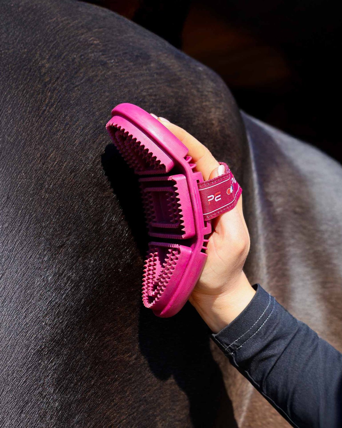 Premier Equine Soft-Touch Flexi Curry Comb Wine & Fuchsia - Horse Grooming Brush for Dirt & Loose Hair Removal