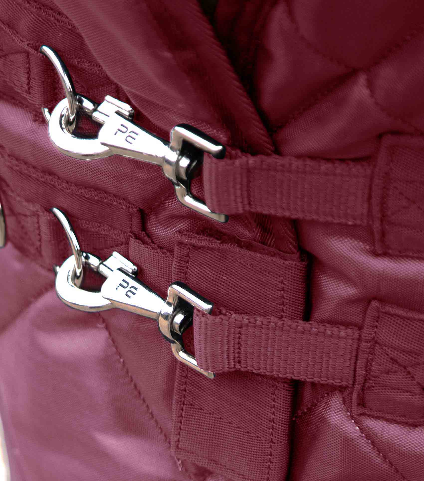 Premier Equine Tuscan Stable Rug 200g Burgundy: Close-up of stainless steel hardware & quilted polyester design. Horse rug for stable use.